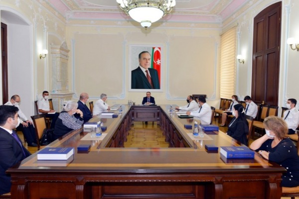 Kamran Əliyev prokurorluğun şəhid olan əməkdaşlarının ailələri ilə görüşdü